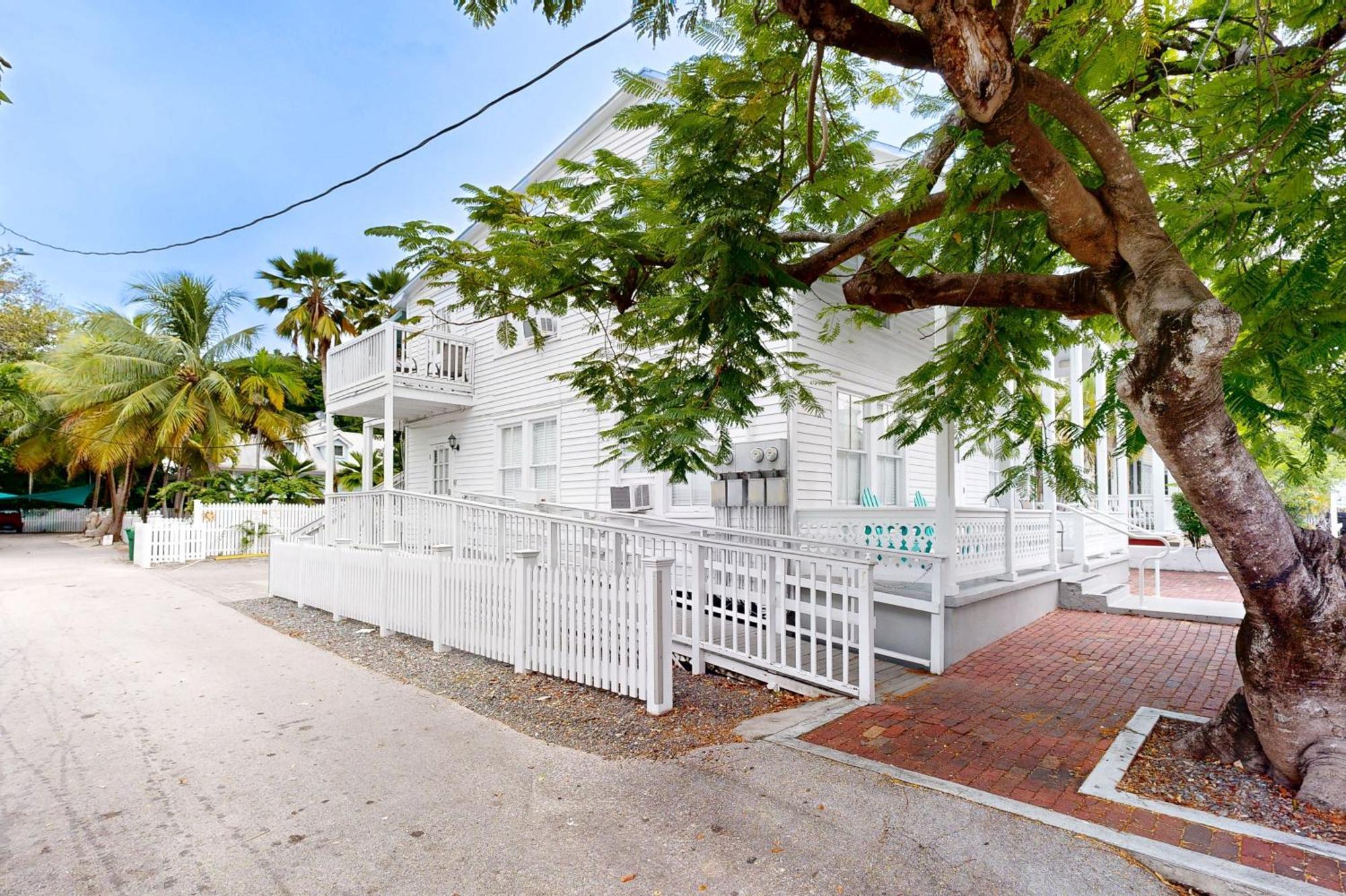 Four Flowers Guesthouse كي وست الغرفة الصورة